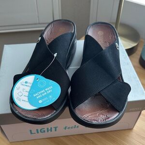 Bzees Women's Black Crisscross Sandals